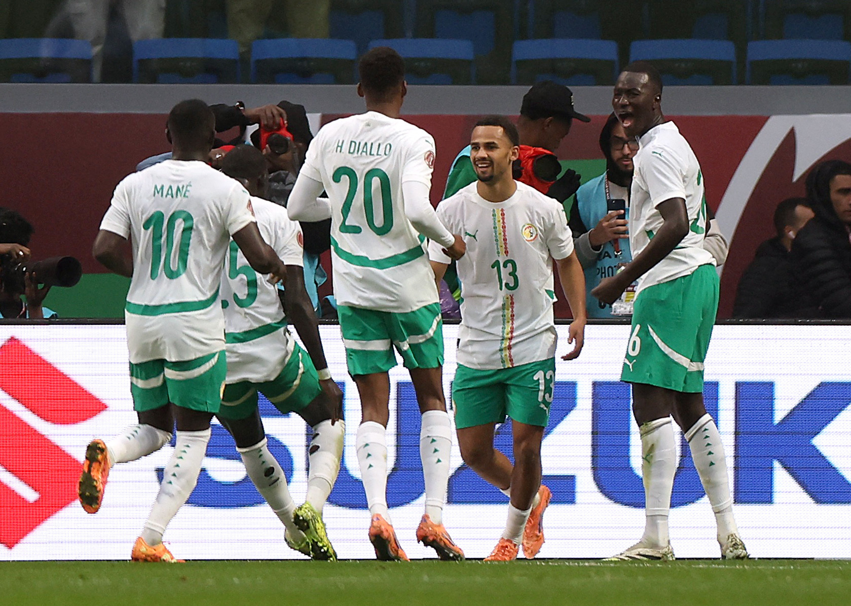 Con un gol de Iliman Ndiaye y superioridad numérica en el segundo tiempo, Senegal superó a Mali y selló su boleto a semifinales.